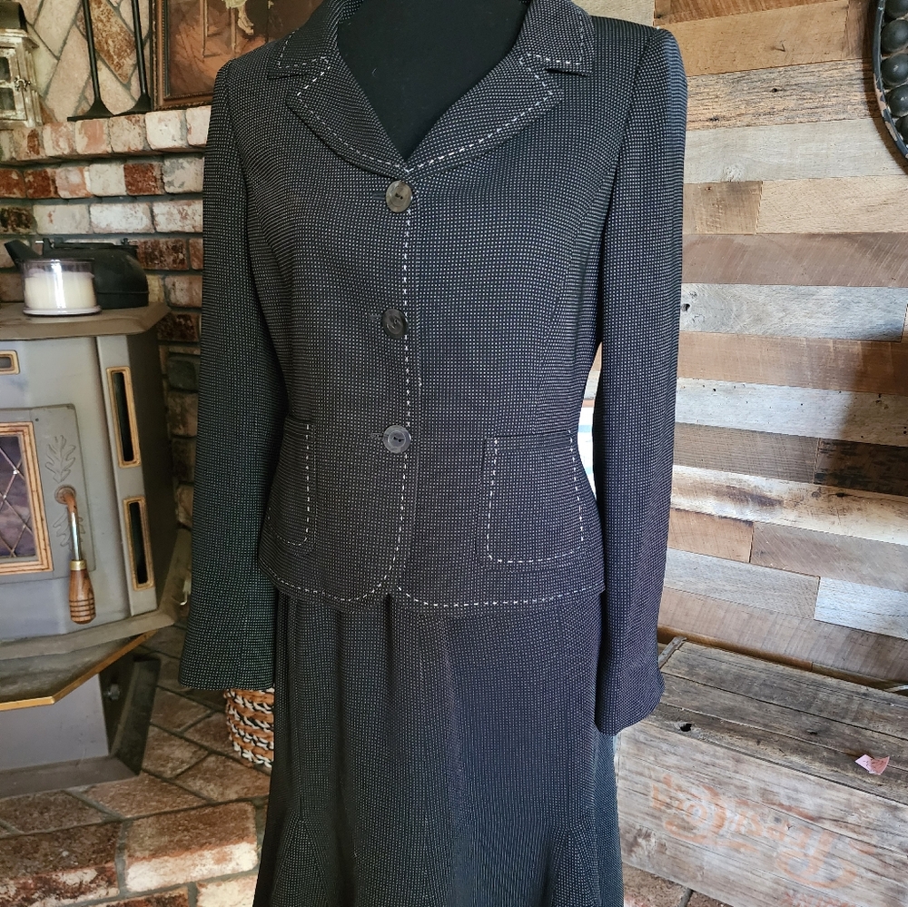 Womens Jones New York Skirt Suit Set Size 4